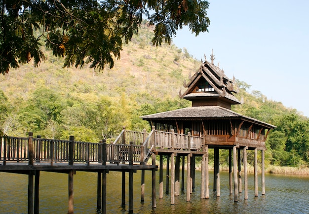 Holzpavillon auf dem Teich