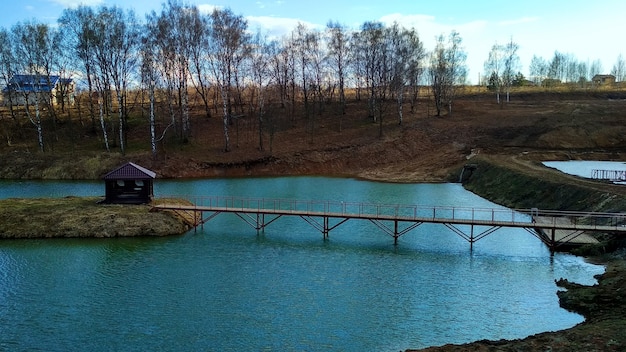 Holzpavillon auf einer Insel in einem See