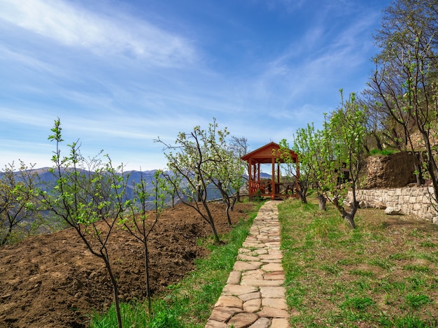 Holzpavillon im Alpengarten im Frühjahr.