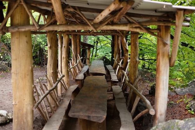 Holzpavillon mit Stühlen und Bänken