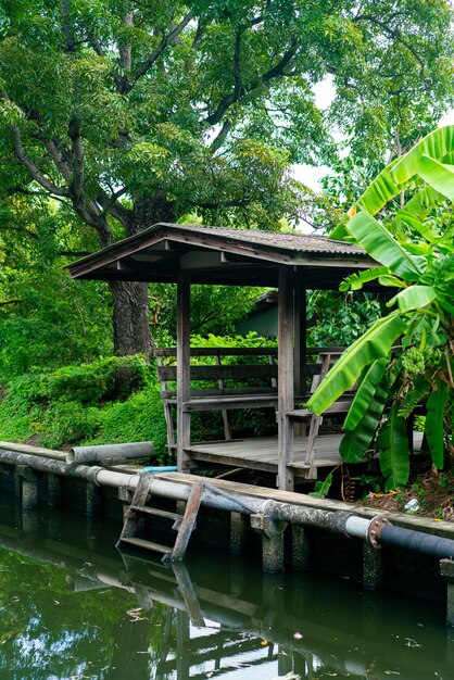 Holzpavillon neben dem kleinen Kanal