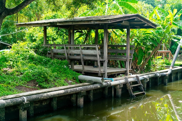 Holzpavillon neben dem kleinen Kanal