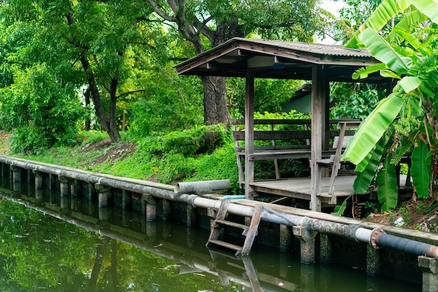 Holzpavillon neben dem kleinen Kanal