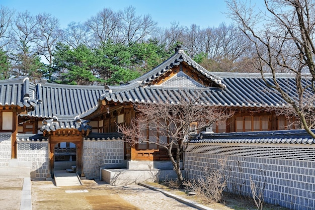 Foto holzpavillons im gyeongbokgung-palast in seoul, südkorea