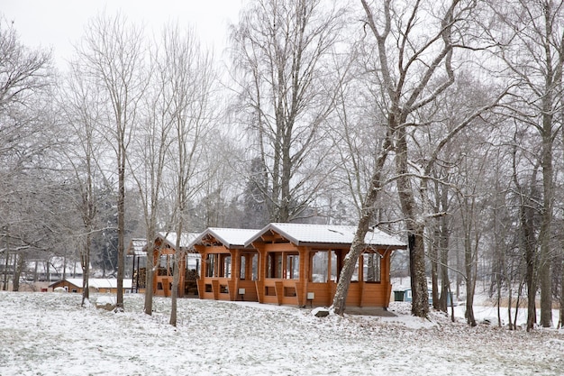 Holzpavillons in der Natur im Winter. Wolkiges Wetter