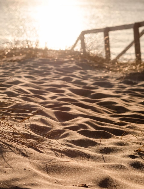 Holzpfad durch die Sanddünen zur Ostsee an einem sonnigen Tag in der Stadt Klaipeda Litauen