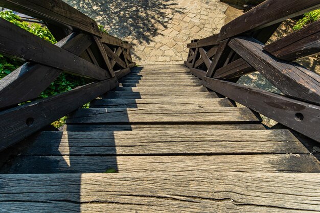 Foto holzpfadbrücke auf einem fußweg