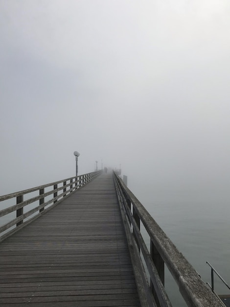 Holzpfadbrücke über den Pier gegen den Himmel