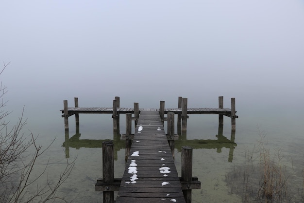 Foto holzpfeiler am see gegen den himmel