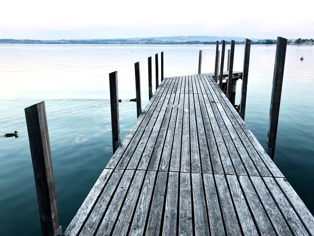 Foto holzpfeiler im meer gegen den himmel