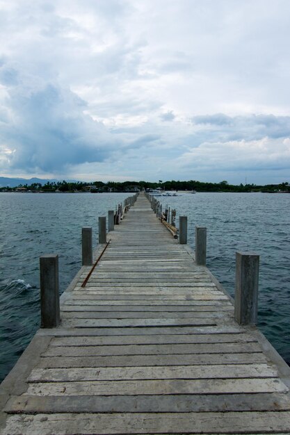 Foto holzpfeiler über dem meer gegen den himmel