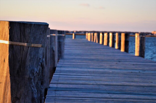 Foto holzpfeiler über dem meer gegen den himmel