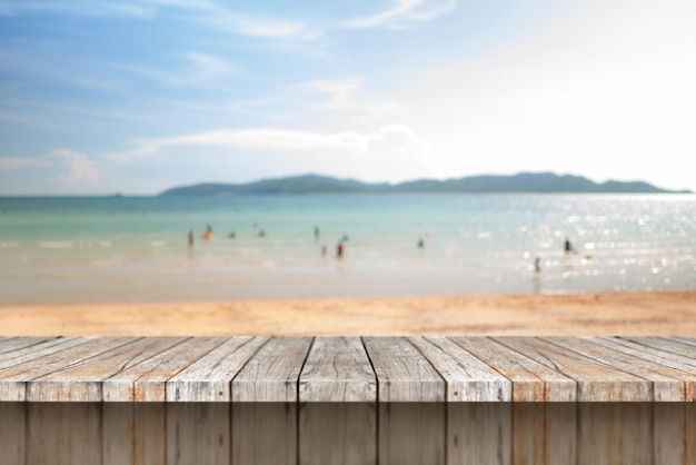 Holzpfosten am Strand gegen den Himmel
