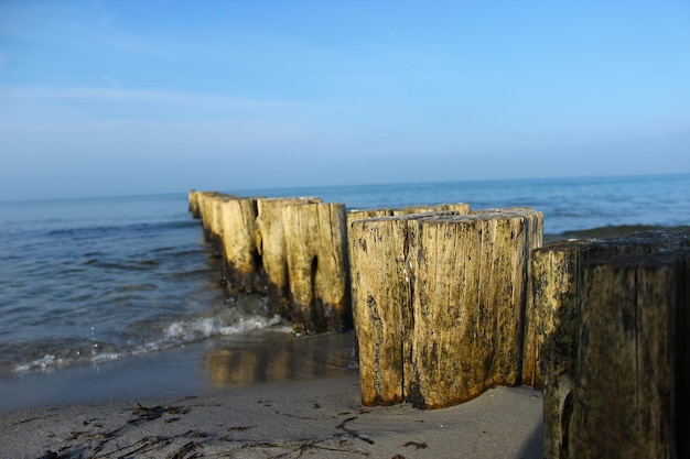 Holzpfosten am Strand gegen den Himmel