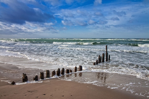 Holzpfosten am Strand gegen den Himmel