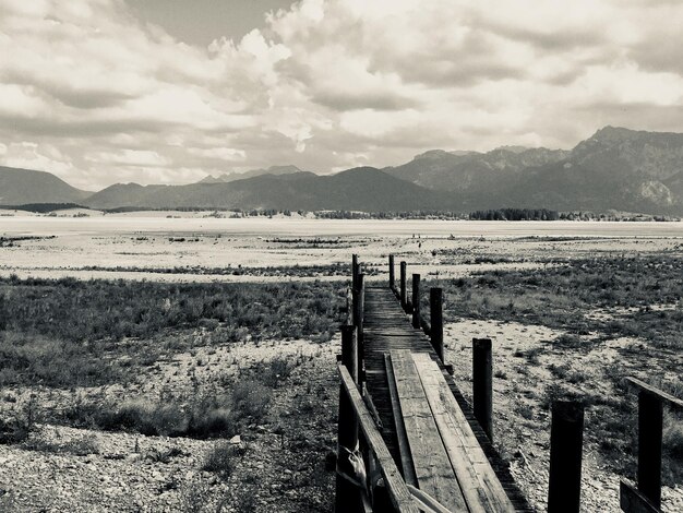 Foto holzpfosten auf dem feld gegen den himmel