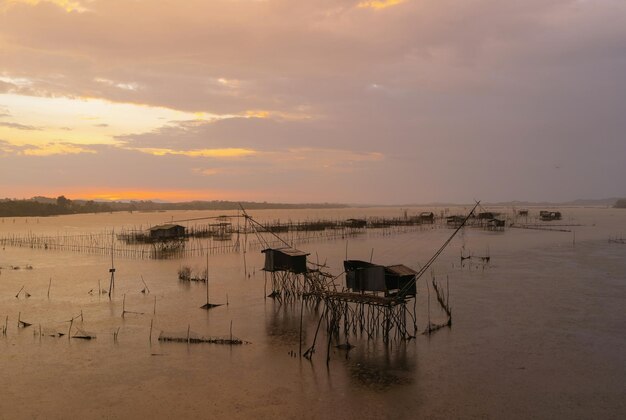 Foto holzpfosten im meer gegen den himmel bei sonnenuntergang