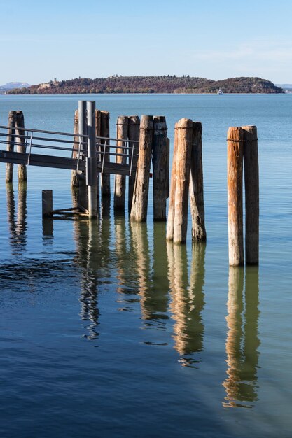 Foto holzpfosten im meer gegen den himmel