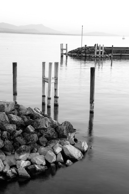 Holzpfosten im See gegen den Himmel