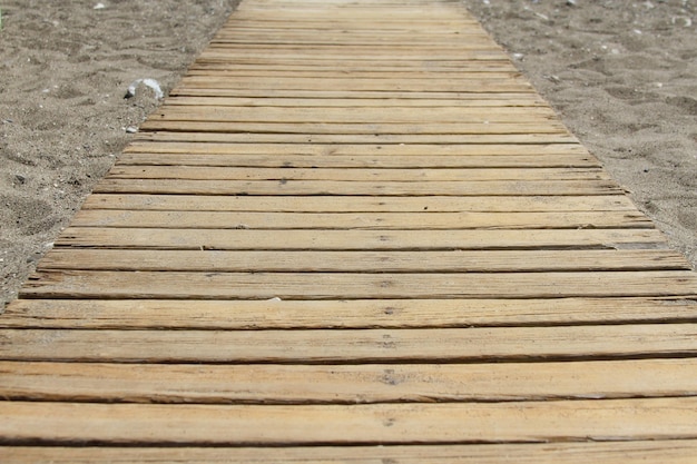 Holzpier am Strand