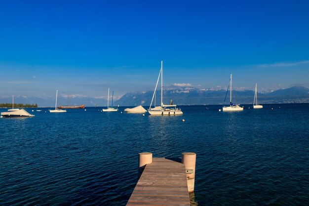 Holzpier mit Blick auf die Alpen und den Genfer See in der Schweiz