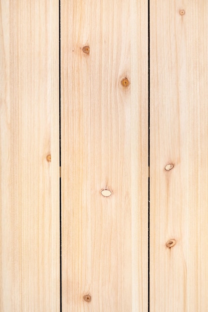 Holzplatte aus drei senkrechten Kiefernbrettern