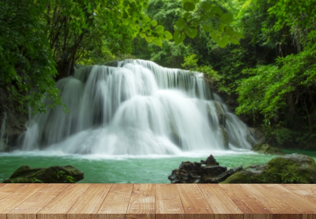 Holzplattform neben dem Wasserfall