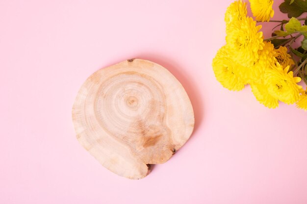 Holzpodium oder Sockel mit Chrysanthemenblüten Draufsicht Mockup für Ihre Kosmetikprodukte