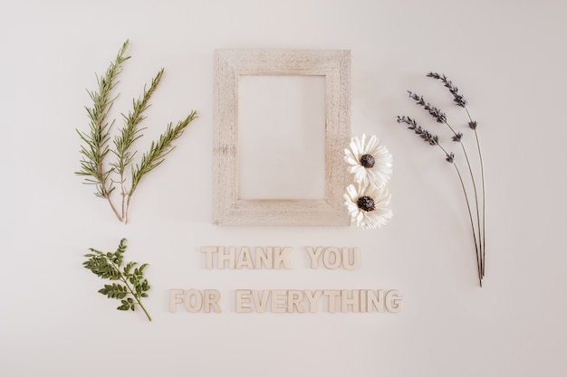 Holzrahmen mit Blumen mit Dankeschön für everthing Briefe