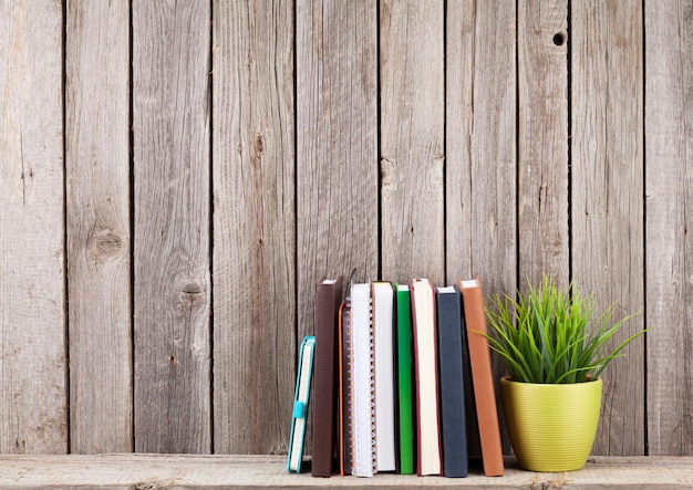 Holzregal mit Büchern