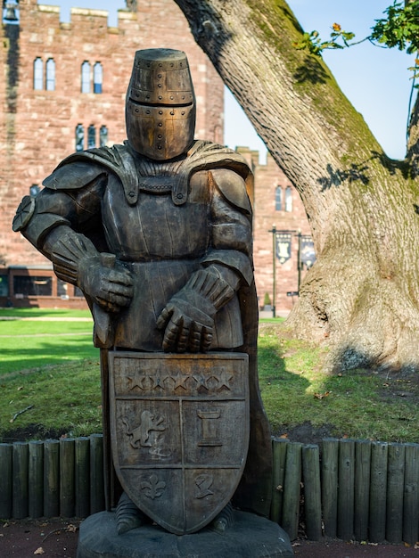 Foto holzritter auf dem gelände von peckforton castle