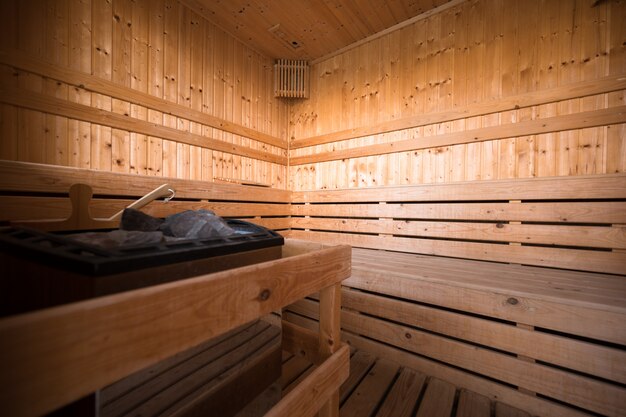 Holzsauna Innenraum, entspannen Sie sich in einer heißen Sauna