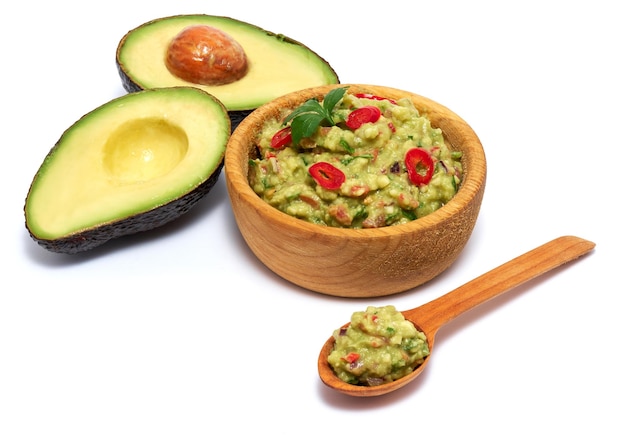 Holzschale mit Guacamole-Dip-Sauce isoliert auf weißem Hintergrund