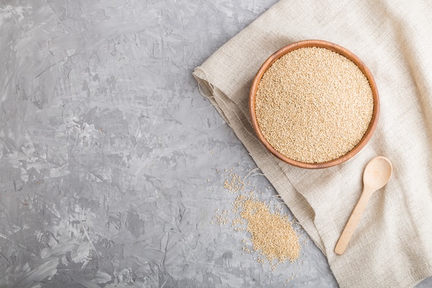 Holzschale mit rohen weißen Quinoa-Samen