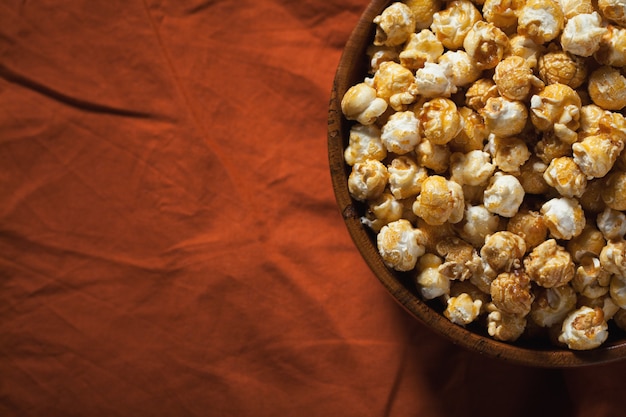 Holzschale mit süßem Popcorn.