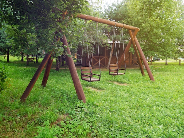 Holzschaukel für zwei zur Erholung der Kinder in der Natur entspannen. Platz kopieren.