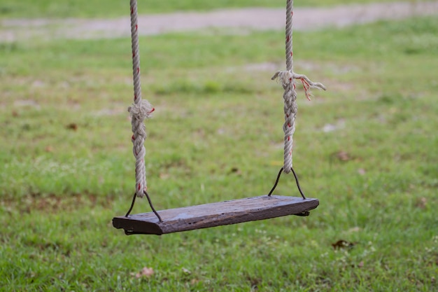 Holzschaukel im Garten