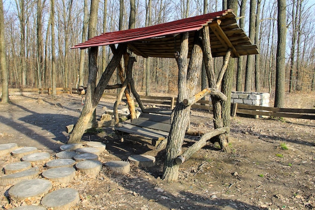 Foto holzschaukel im park