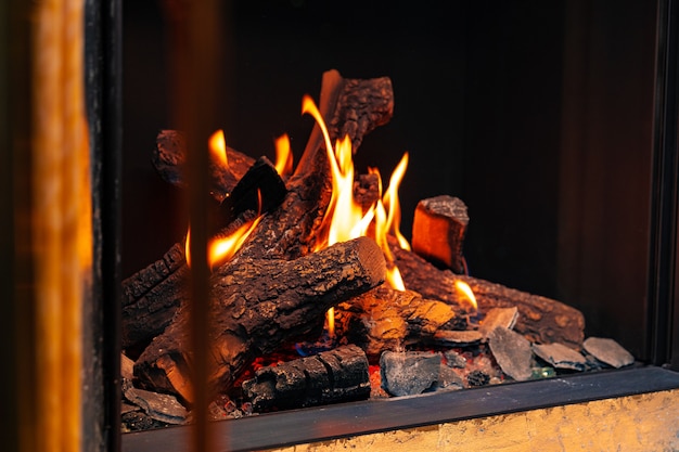 Holzscheite, die im Kamin nahe oben brennen