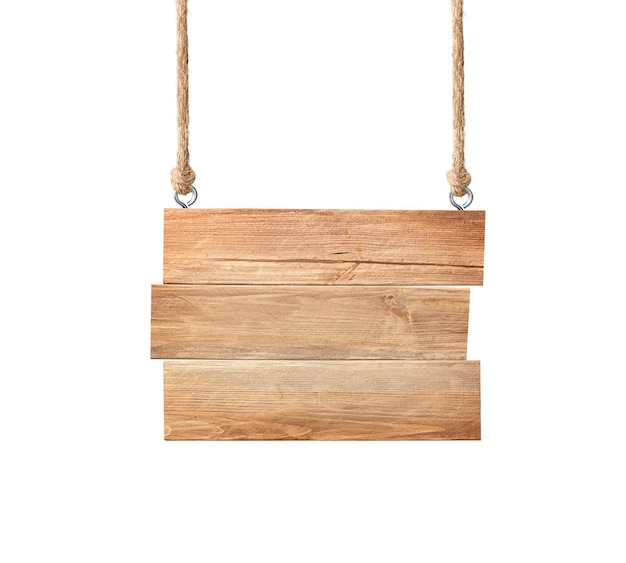 Holzschild, das auf einem Schnur auf einem weißen isolierten Hintergrund hängt