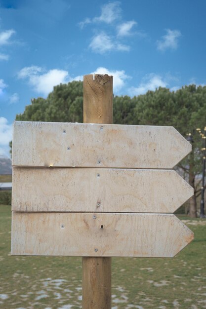 Foto holzschild im park mit kopierraumkonzept