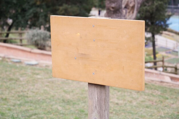 Holzschild im Park mit Kopierraumkonzept