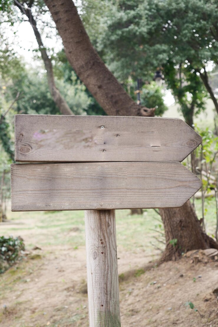 Holzschild im Park mit Kopierraumkonzept