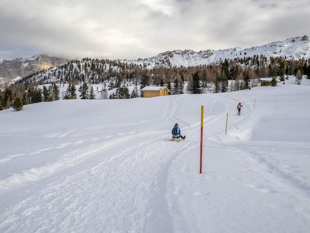 Holzschlitten auf dem Schnee in den Dolomiten