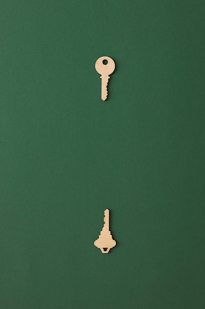 Holzschlüssel Zusammensetzung auf grünem Hintergrund