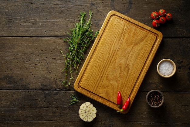 Holzschneidebrett Essen Gewürz Hintergrund Gewürze Kräuter Rezept Mock-up Kopierraum