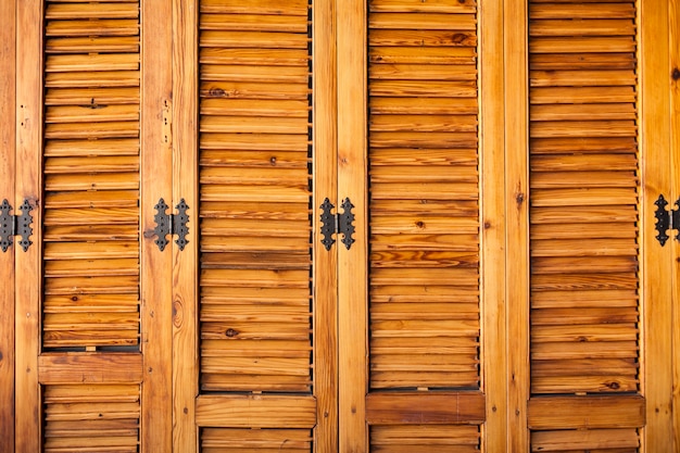 Foto holzschrank mit scharnieren