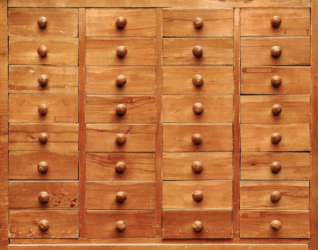 Holzschrank mit Schubladen