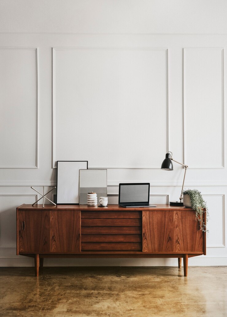 Foto holzschrank vor einer weißen wand