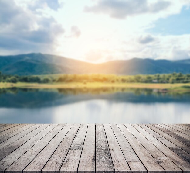 Holzschreibtisch oder Holzboden mit Berg- und Seeblick für die Produktpräsentation